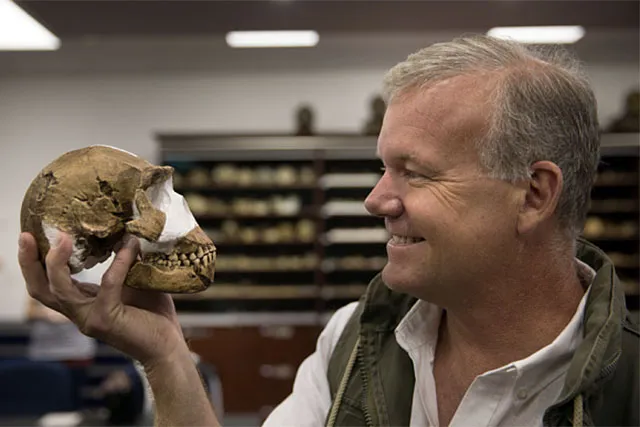 Профессор Ли Бергер со слепком черепа Homo naledi (Greatstock
