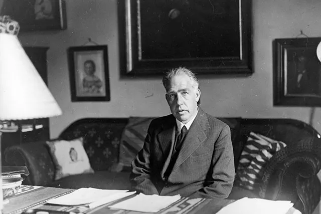 Изображение: Нильс Бор в рабочем кабинете. 1935 г.