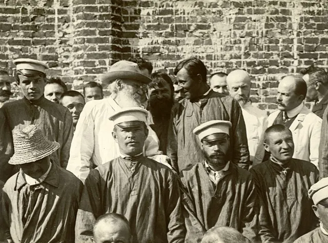 Лев Толстой и Д. Маковицкий среди больных и врачей Троицкой больницы