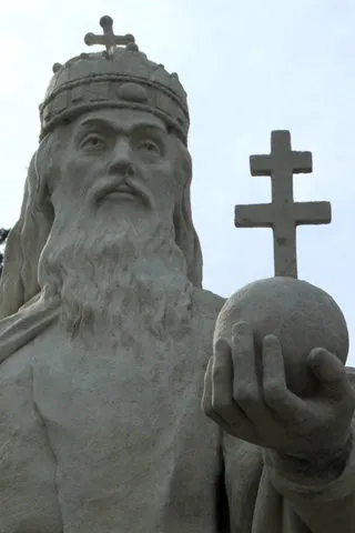 Статуя Иштвана в Эстергоме