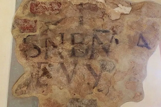 Надпись возле алтаря