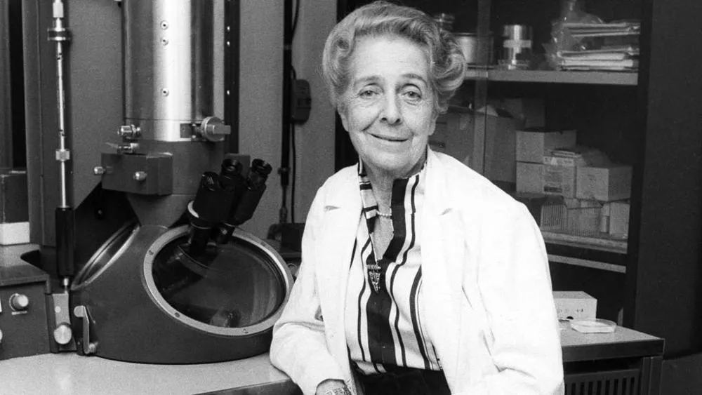 Рита Леви-Монтальчини в лаборатории