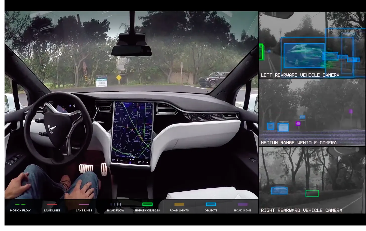 Автомобиль Tesla в режиме автопилота