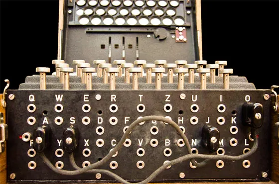 Роторная шифровальная машина Энигма, разные модификации которой использовались немецкими войсками с конца 1920-х годов до конца Второй мировой войны // cutedrop.com.br