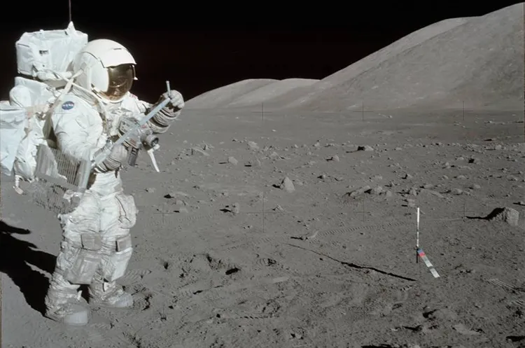 Астронавт Аполлона-17 Харрисон Шмитт собирает образцы лунного грунта