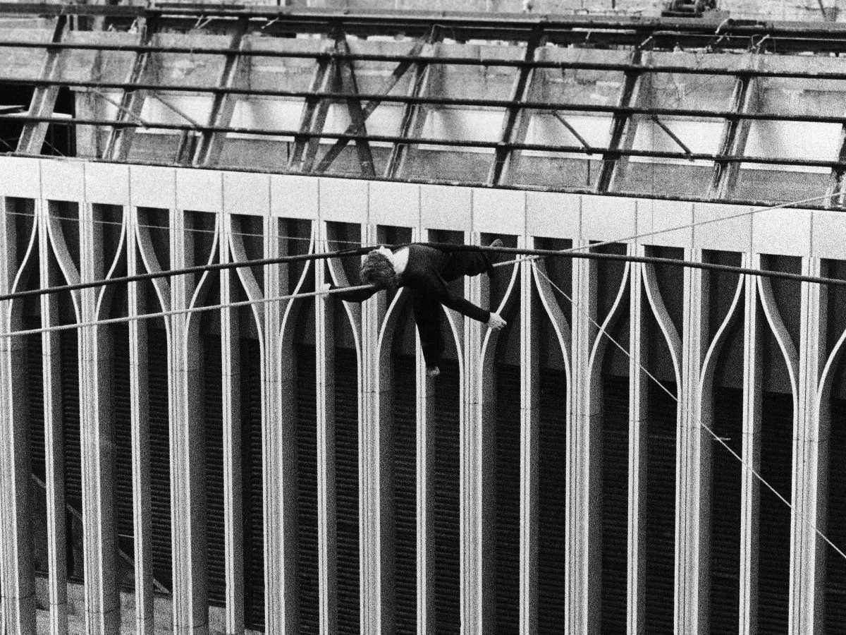 Канатоходец Филипп Пети на высоте более 400 метров между башнями-близнецами Всемирного торгового центра, 1974 г.