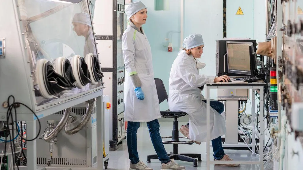 Полупромышленная установка для отжига заготовок, насыщения источников