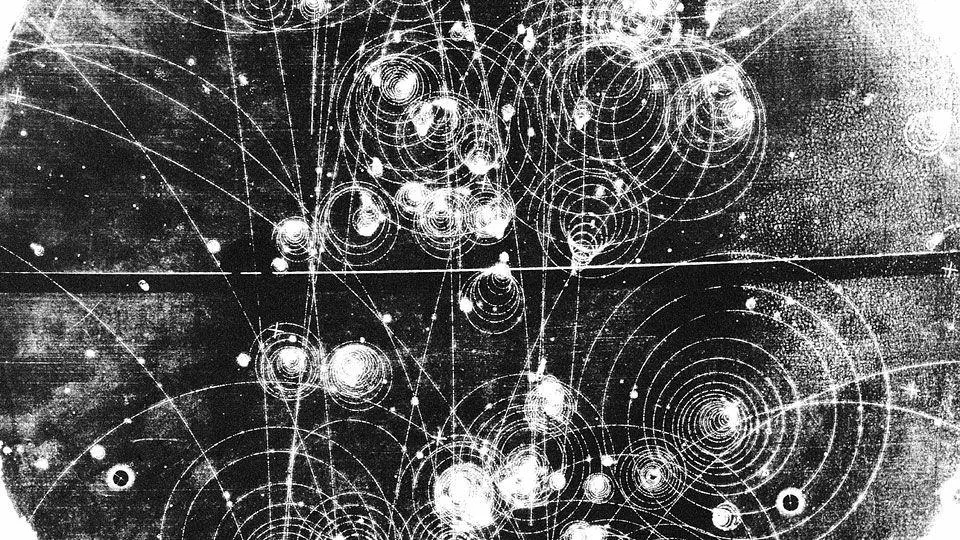 Треки частиц в пузырьковой камере