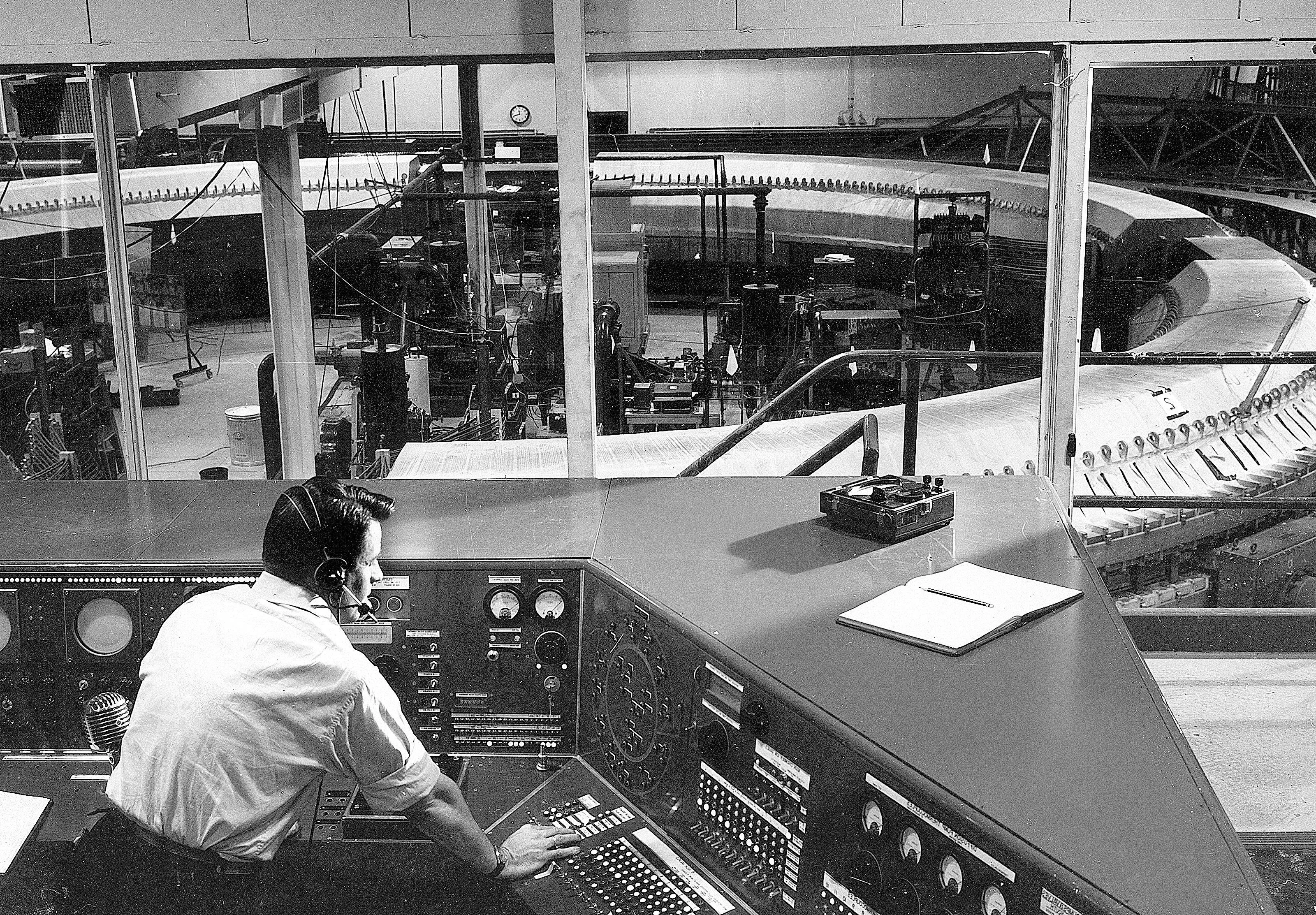 Вид на Космотрон из главной пультовой, 1952