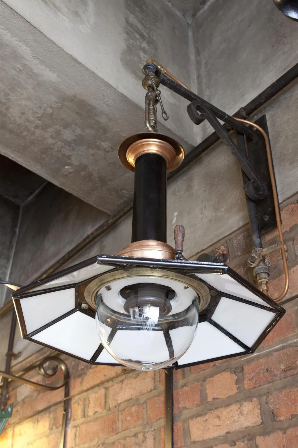 Чтобы освещать улицу ночью поначалу использовались свечи и масло. На смену им пришли газовые фонари - изобретение англичанина Уильяма Мердока, - которые сияли ярче да и служили дольше. В начале XIX века фонари новой конструкции появлялись в каждой европейской столице, и не давали городам утонуть во мраке. На фото газовый уличный фонарь, 1890 год. // Источник: Science Museum Group Collection Online