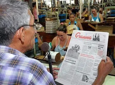 Чтец на фабрике / Mijail iit