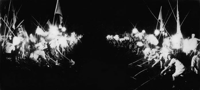 В уезде Синьян, Хэнань, в эпоху «большого скачка» члены коммуны работали по ночам, используя лампы для освещения // wikimedia.org