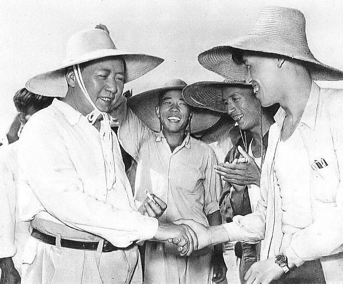 Мао Цзэдун жмет руки работникам народной коммуны, 1959