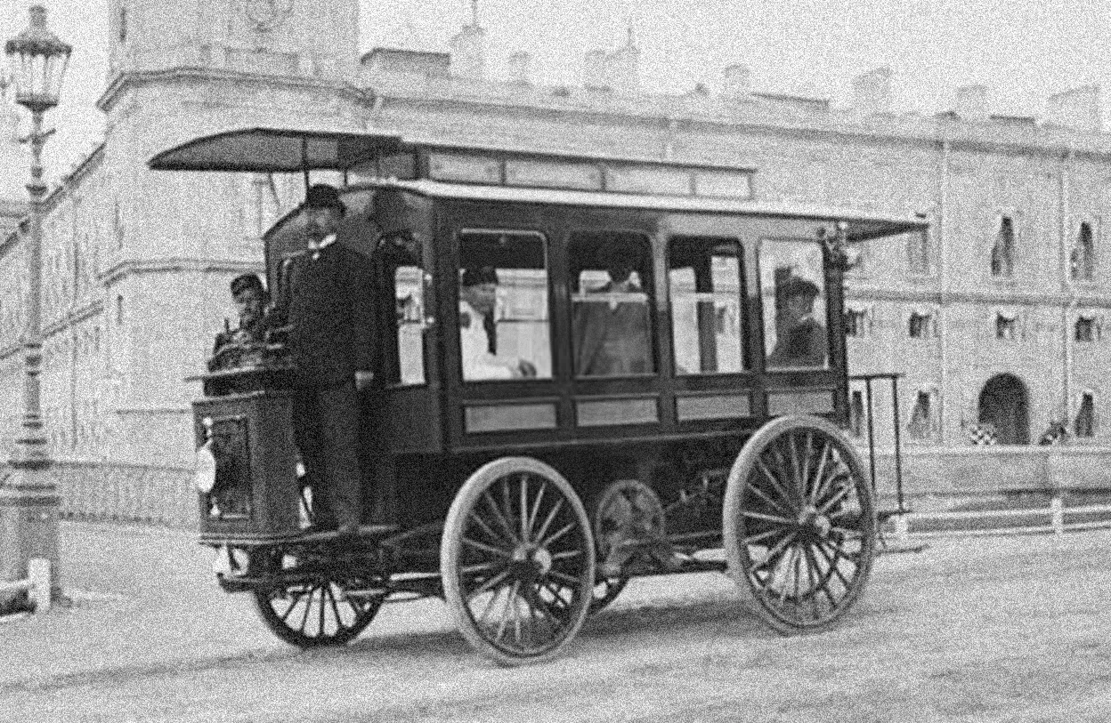 Первый электроомнибус (электробус) Ипполита Романова, в г. Гатчине, 1902—1905 годы // http://electroformula.ru // wikimedia.org