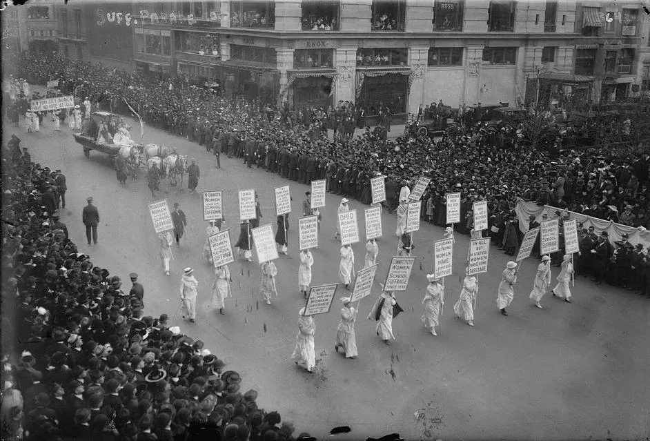 Парад суфражисток в Нью-Йорке 23 октября 1915 года по вопросу равных прав / commons.wikimedia.org / flickr.com / Bain News Service