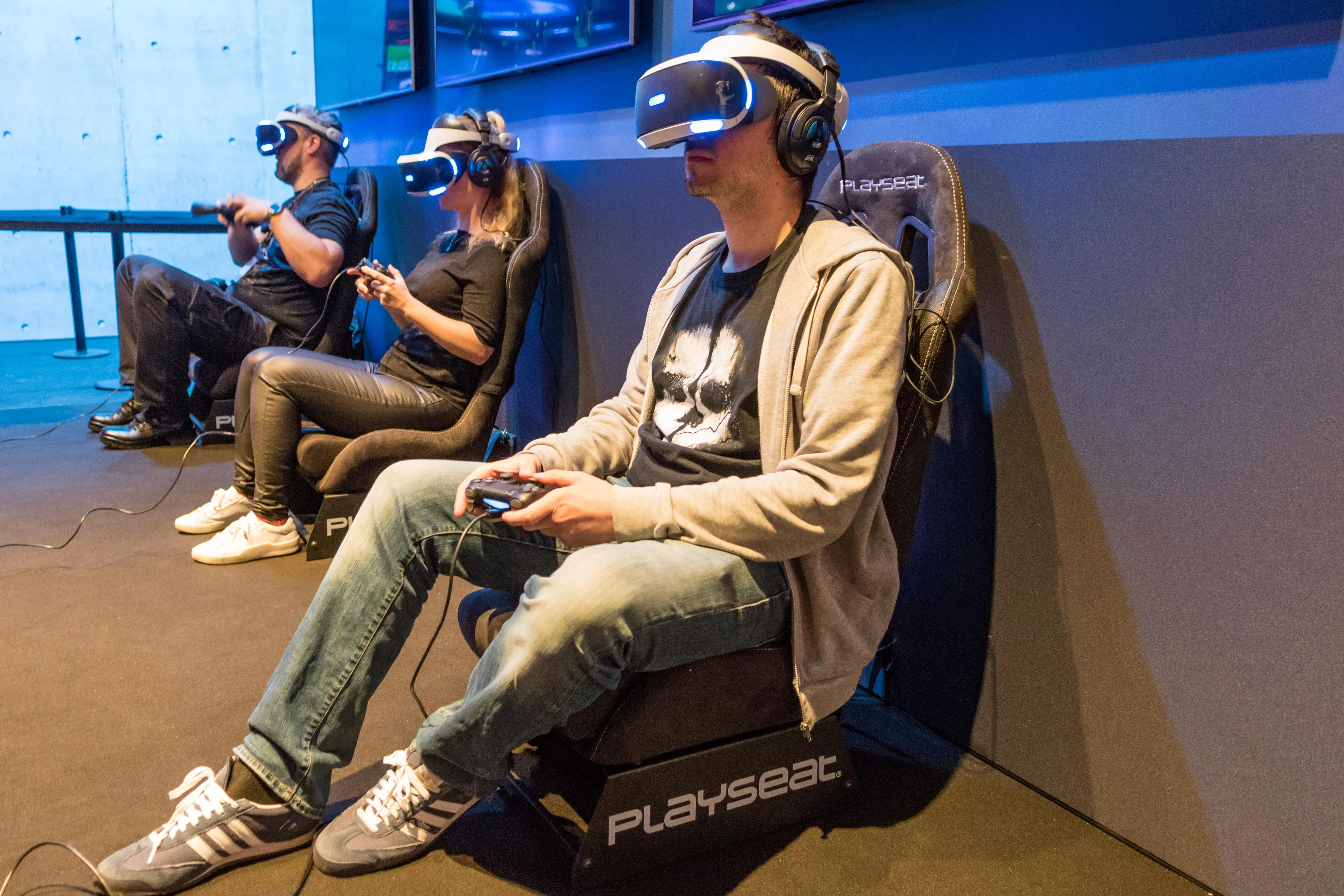  Игроки используют очки виртуальной реальности от PlayStation, 2017 / commons.wikimedia.org / Gamescom Playstation VR Playseat