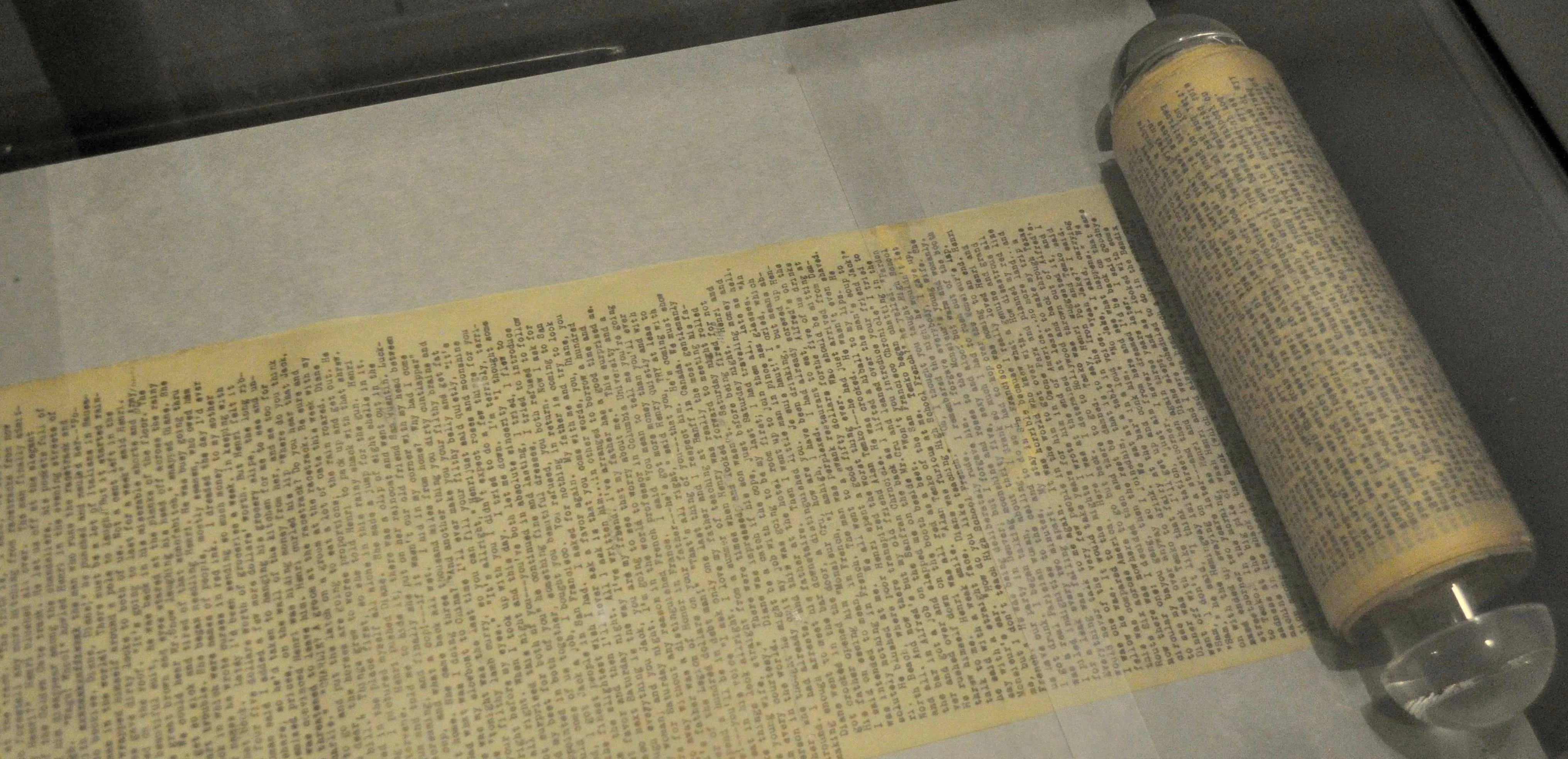 Часть книги «В дороге» Джека Керуака, музей писем и рукописей, Париж /