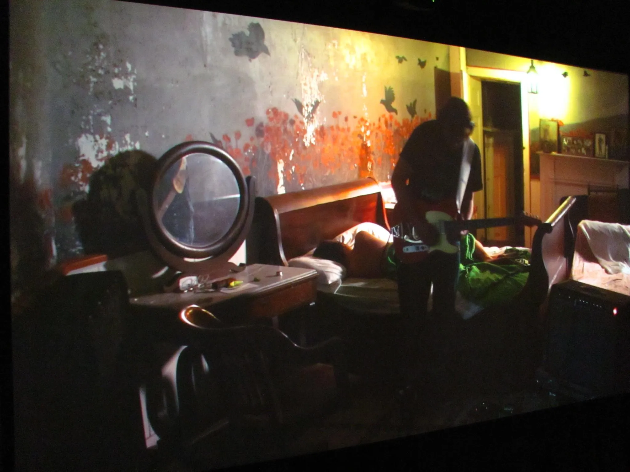 Кадр видеоинсталляции Рагнара Кьяртанссона «Гости» / Jeremy Thompson