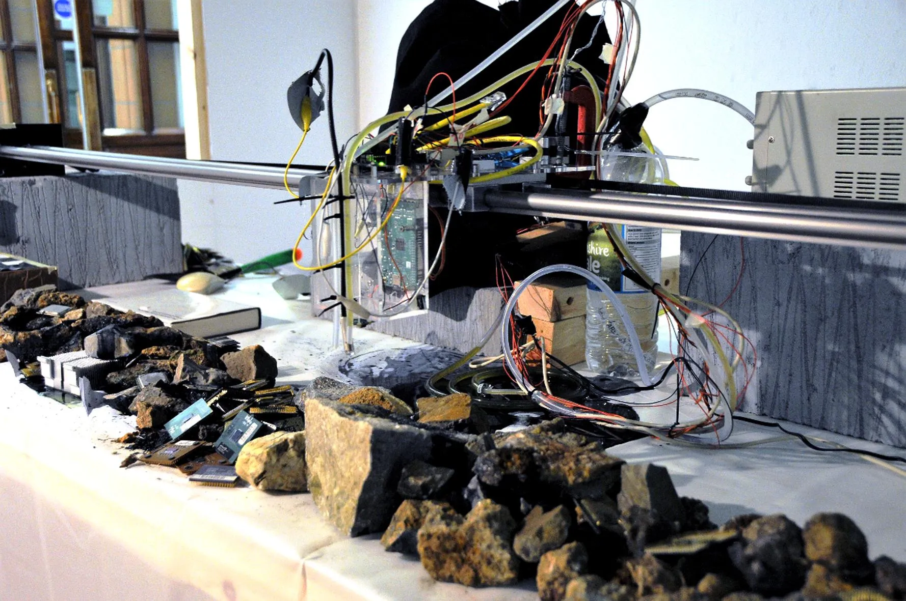 Мартин Хоуз (Великобритания). «Вычислительное устройство для пыток и контроля».