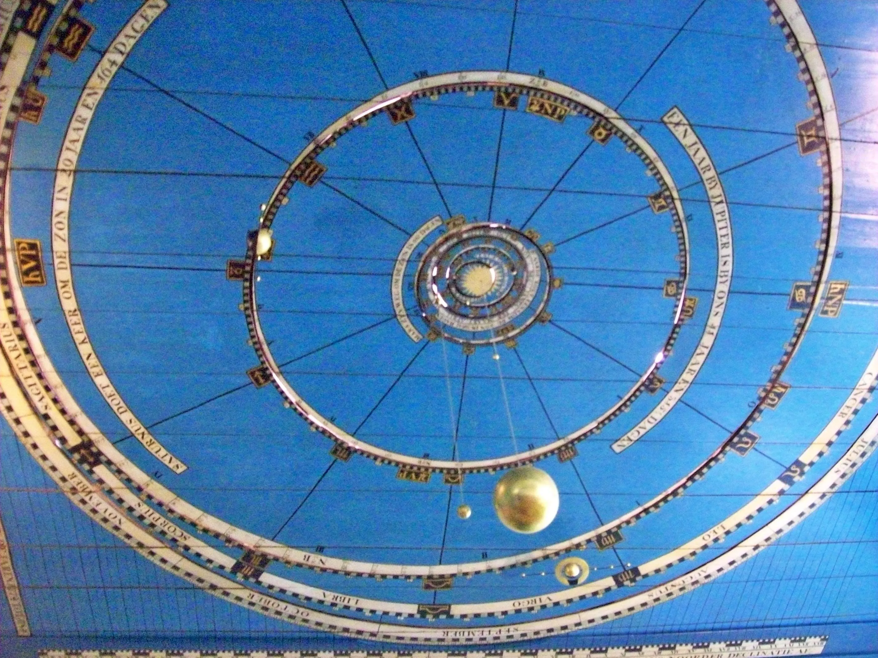 Планетарий Эйсе Эйсинги в Франекере на потолке дома / Niels Elgaard Larsen