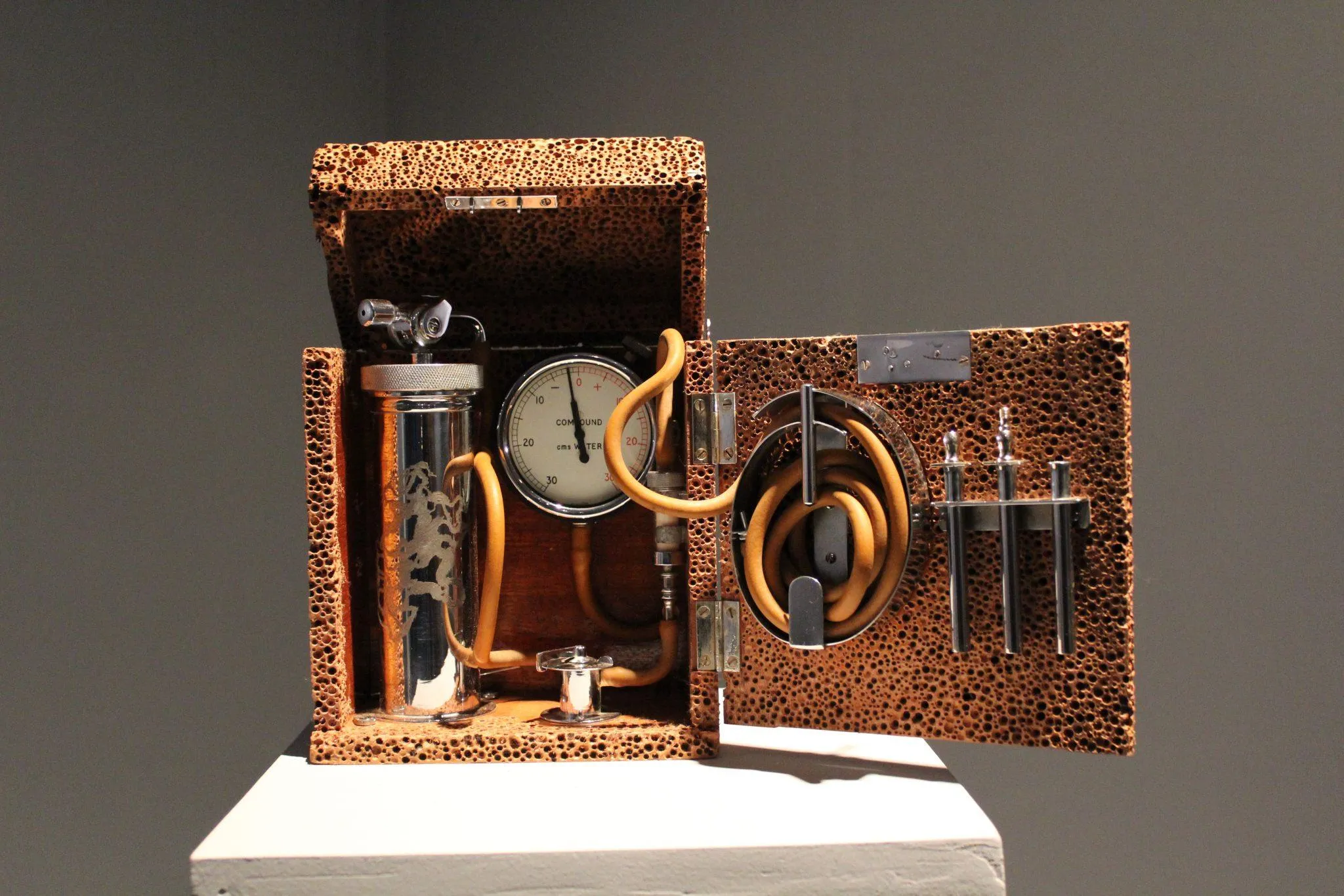 Машина для пневмоторакса/ Pneumothorax Machine (2014)