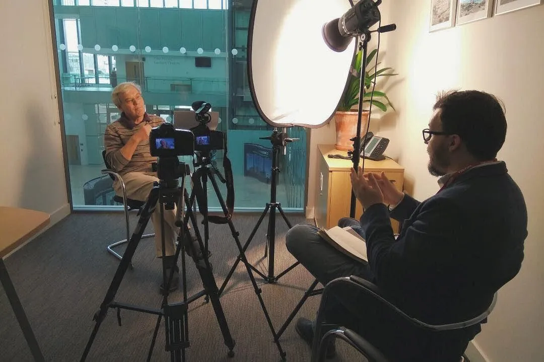 Ивар Максутов записывает лекцию Ричарда Хендерсона о криоэлектронной микроскопии